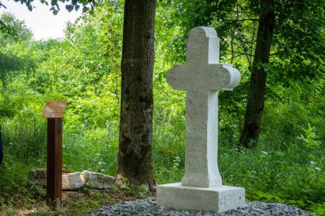 Kamienne krzyże przydrożne na terenie lasów Nadleśnictwa Oleszyce zostały odnowione